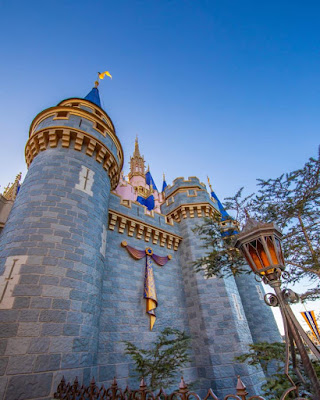 神奇王國樂園灰姑娘城堡已開始加上首款50週年慶典主題裝飾, DisneyWorld50-Cinderella-first-piece-of-EARidescent-decorations, Walt Disney World Resort, WDW