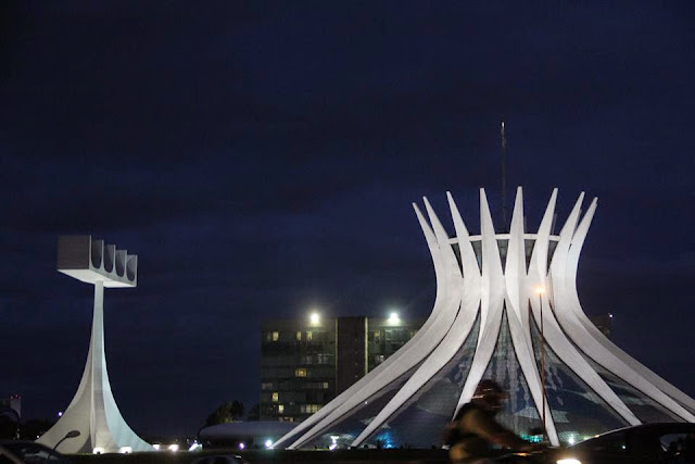 A foto mostra a Catedral de Brasilia durante a noite. a arte-moderna.da história do Brasil.