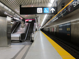 Yonge level platform at Sheppard-Yonge subway station.