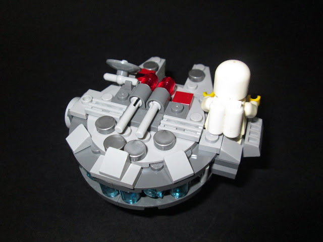 MOC LEGO Spaceman na Millennium Falcon