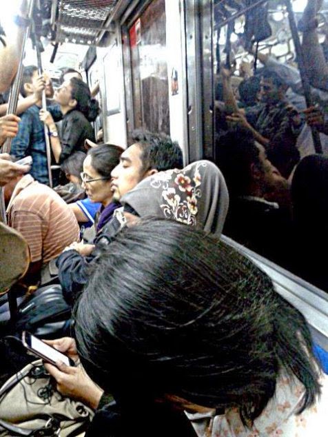 Dua Sejoli Ketahuan Mesum Didalam KRL Tebet - AnakRegular.com | Berita