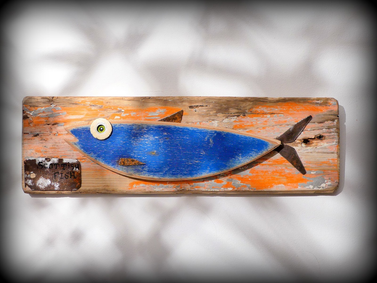 Déco murale poisson sur planche bois ambiance marine et vintage