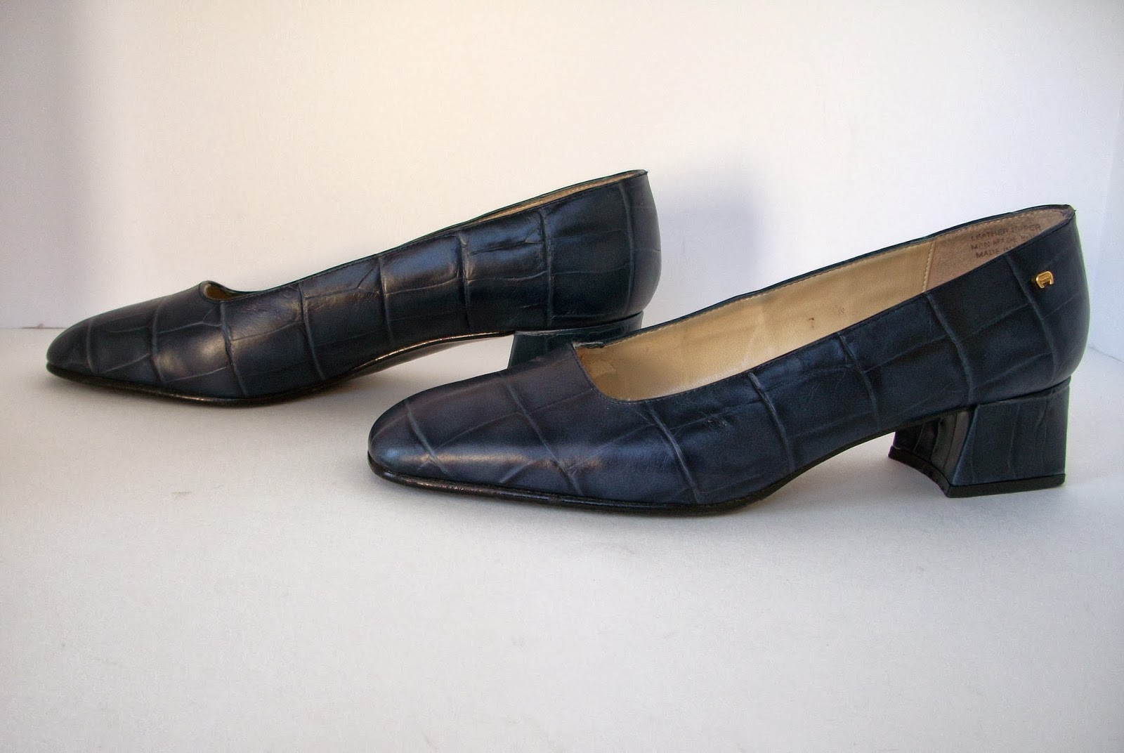 etienne aigner classic pumps