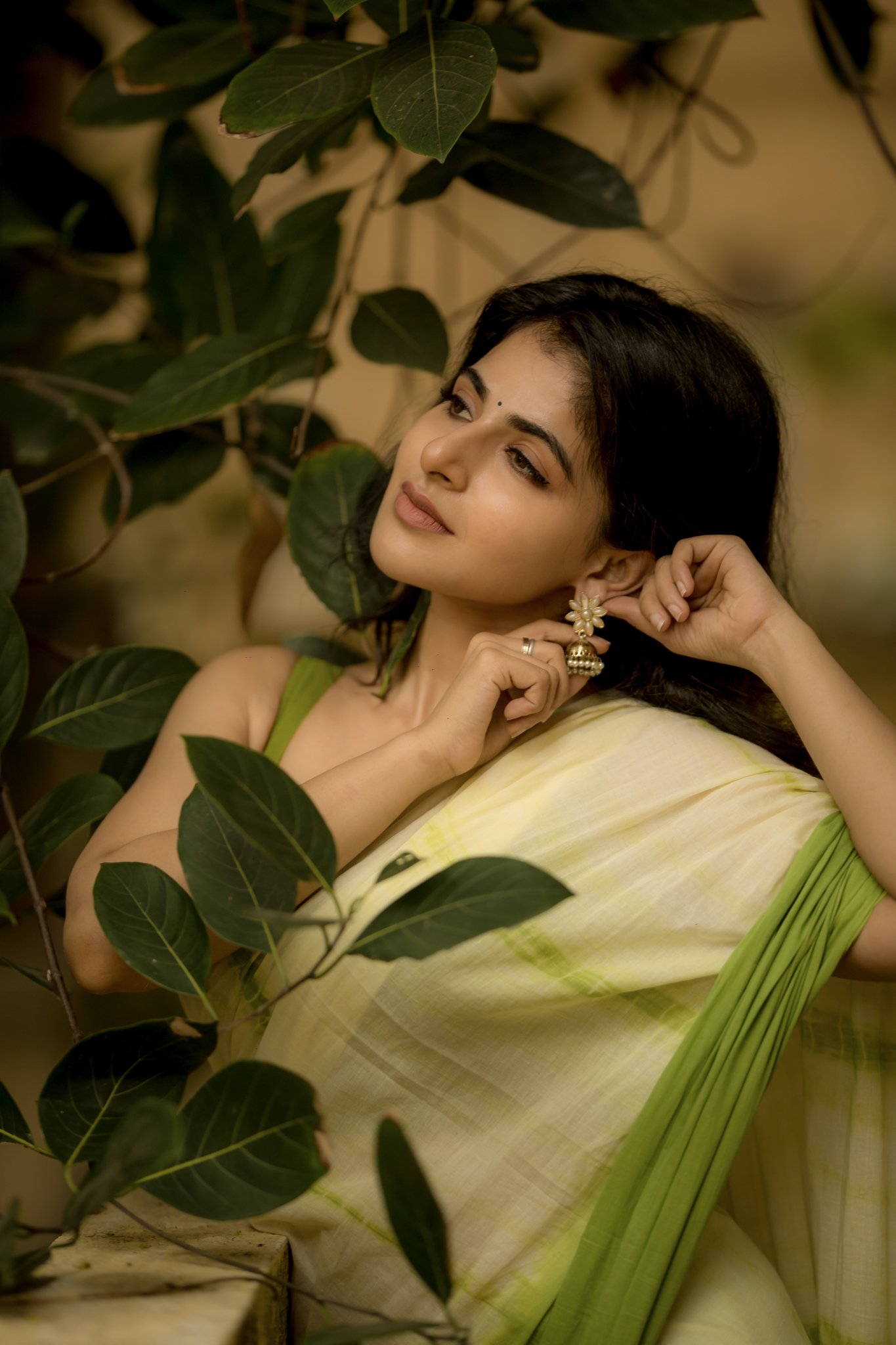 Iswarya Menon Latest Photoshoot Pictures , Iswarya Menon Latest Photoshoot 2021, Iswarya Menon Sexy Latest Photoshoot, Iswarya Menon green saree