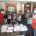 Alcaldesa Danilsa Cuevas entrega cuadernos y mascarillas a estudiantes universitarios.