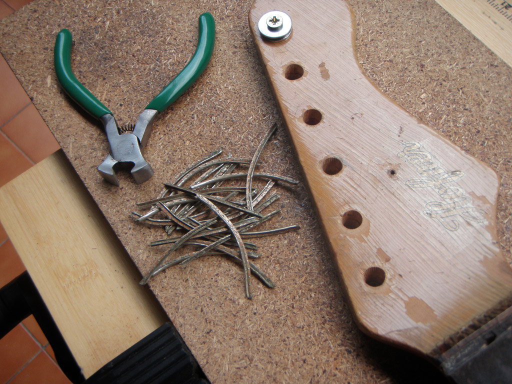 Hofner Colorama II restoration project (part 2) removing the frets