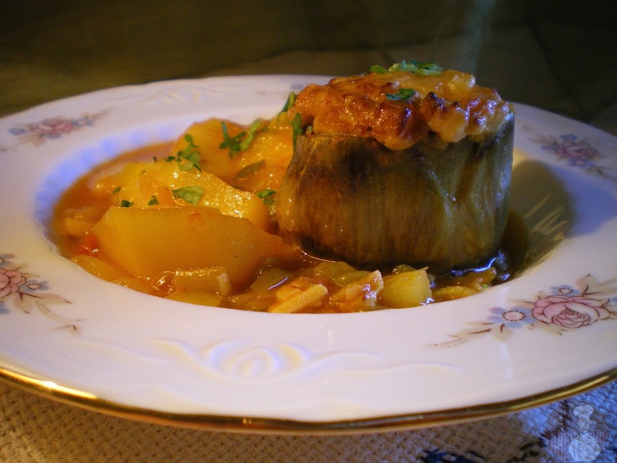 Guiso de alcachofas rellenas de chocos. Emplatado tradicional