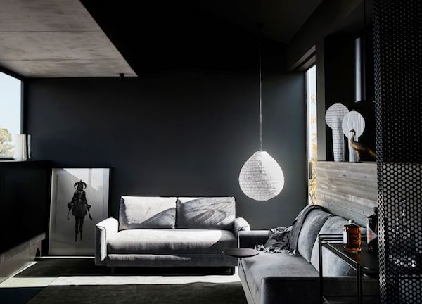 An untra­di­tion­al fam­i­ly home with black details