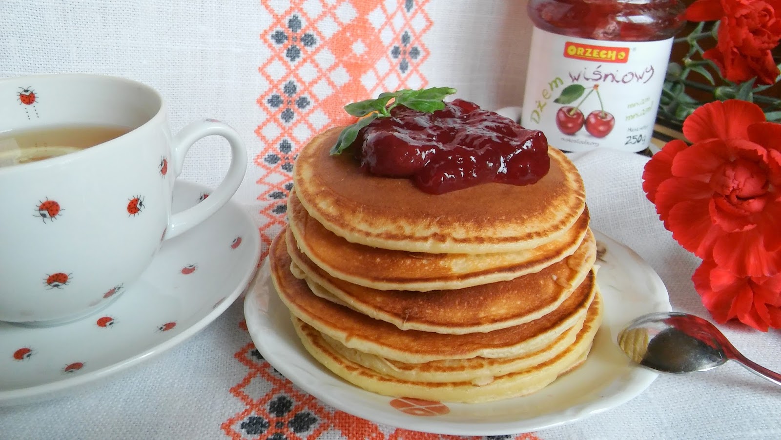 Kuchnia z widokiem na ogród Pancakes jogurtowe z dżemem wiśniowym. Błyskawiczne placuszki