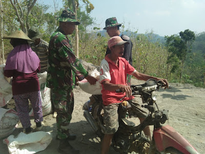 KEMUNCULAN BELALANG TEMPUR MOTOR MODIF SEGALA MEDAN DI TENGAH PROGRAM COR JALAN KEMUNCULAN BELALANG TEMPUR MOTOR MODIF SEGALA MEDAN DI TENGAH PROGRAM COR JALAN