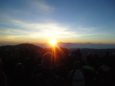 "The Amazing Sunrise" Matahari yang terbit dari balik Gunung Arjuna