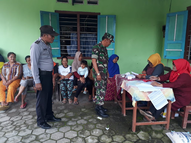 Babinsa Pantau Kegiatan Penyaluran Bantuan Pangan Non Tunai Untuk Warga Tidak Mampu