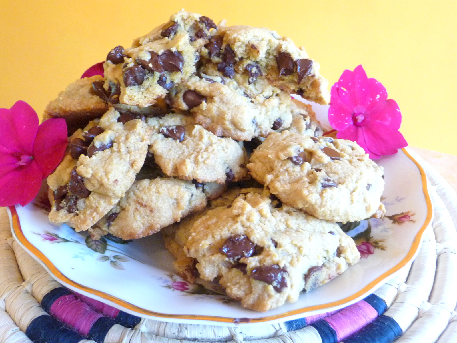 AWESOME LARGE CHOCOLATE CHIP COOKIES