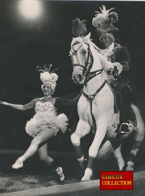 Fredy Knie senior en Louis 15 sur sa monture au coté de son épouse Pierette Dubois en ballerine