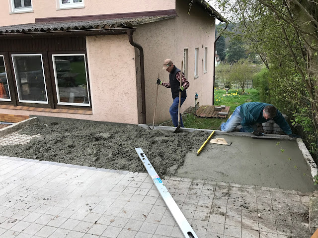 der Terrassen-Beton wird eingefüllt, verteilt und geglättet (c) by Joachim Wenk der Terrassen-Beton wird eingefüllt, verteilt und geglättet (c) by Joachim Wenk