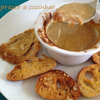  Sopa de cebola com queijo gratinado