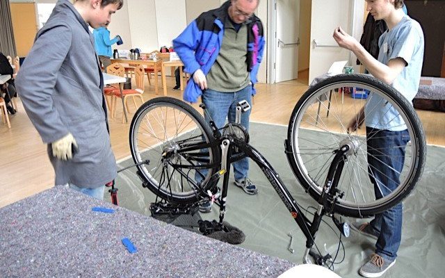 Throw away? No thanks! Young people set up repair cafes ... Foundation education promotes