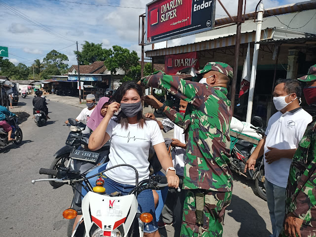 Pembagian masker kepada warga Kemalang  dalam rangka Persiapan New Normal  dari Pemerintah