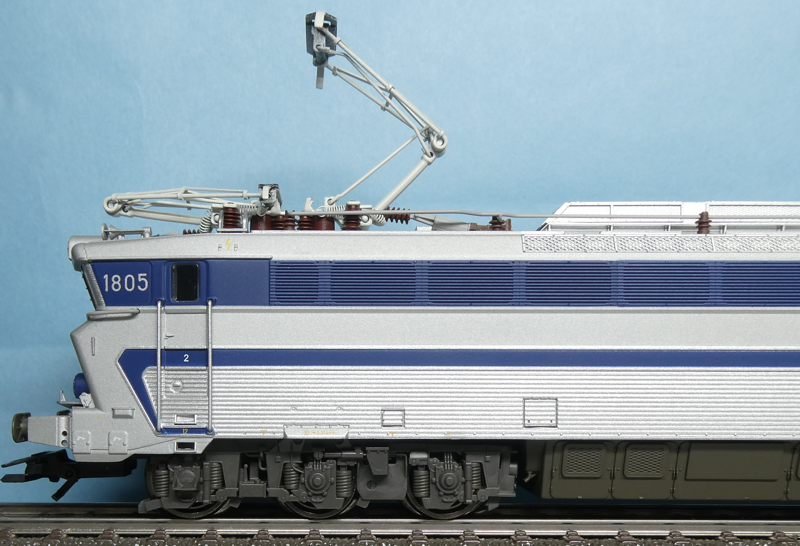 ベルギー国鉄 SNCB 多電源対応旅客用電機 18型 1805号機 （Märklin 39402) - DB103のKleines  Modellmuseum Phase III