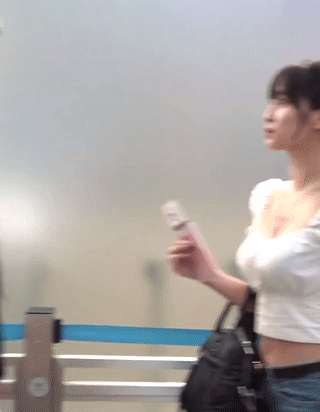 미드로 공항을 압살하는 모모