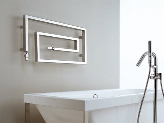 Baño con cálido diseño blanco - Toallero eléctrico moderno