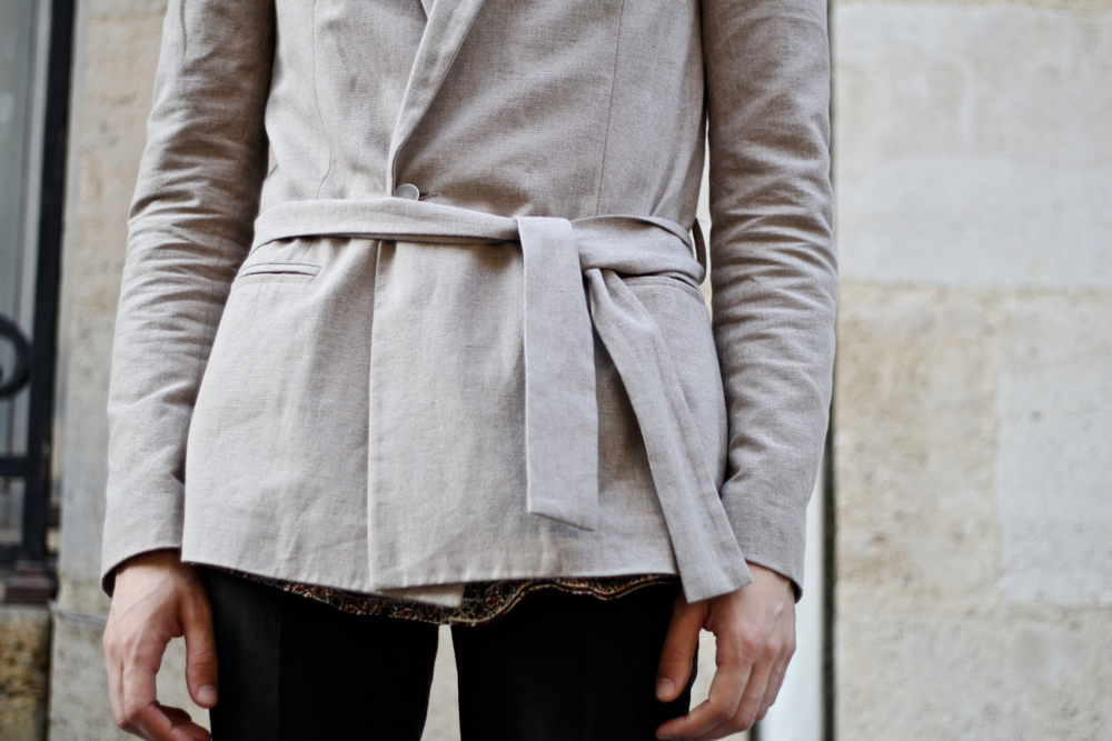 BLOG-MODE-HOMME-VOYAGE-STYLE_chemise-soie-equipment-veste-kimono-ceinture-croisee-noyoco-saharienne-chaussures-boucle-céline-bordeaux-paris