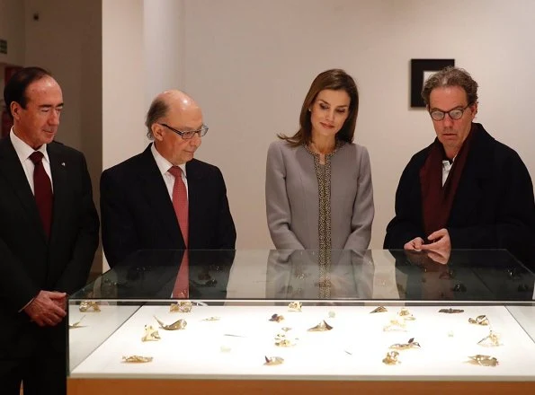 Queen Letizia wore Felipe Varela skirtsuit, Magrit Suede grey pumps, Magrit Clutch bag, diamond earrings