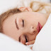 أضرار النوم بالمكياج على البشرة...يسبب ظهور التجاعيد وجفاف الجلد 