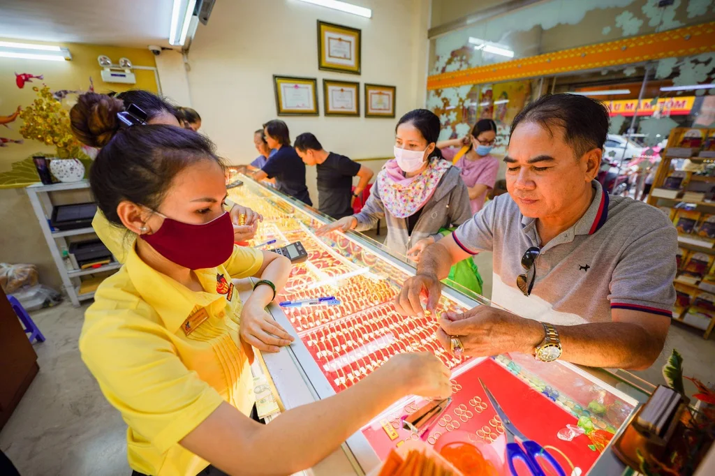 Giá vàng thế giới quy đổi ra tiền Việt hiện có giá khoảng 54,6 triệu/lượng. Giá vàng thế giới quy đổi ra tiền Việt hiện có giá khoảng 54,6 triệu/lượng.