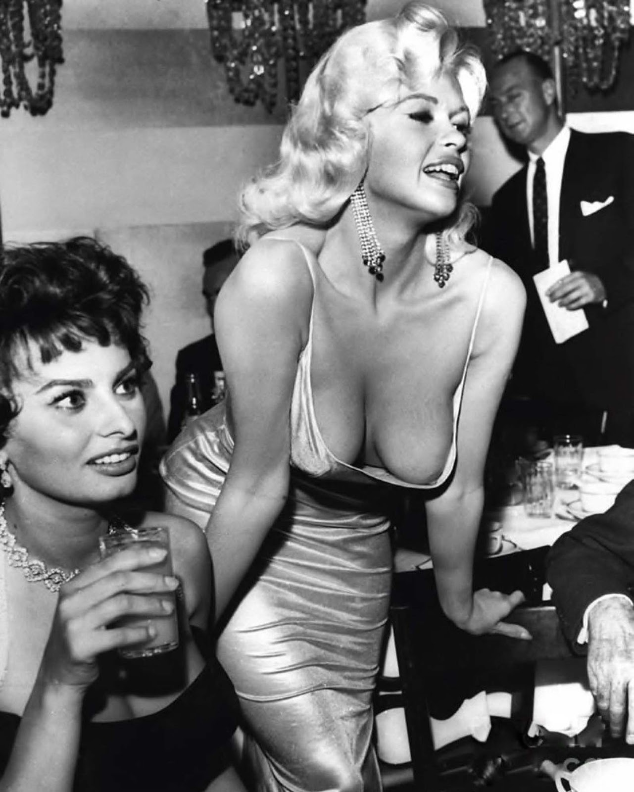 The story behind the infamous Sophia Loren and Jayne Mansfield photo, 1957