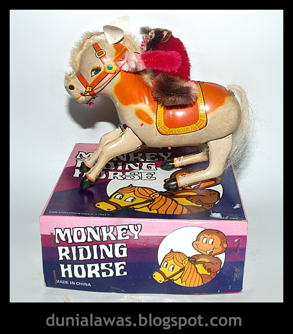 Orangutan driving golf cart. райдинг дог. Monkey riding through. Jockey shifter адр harley. аттракцион обезьяна с током.