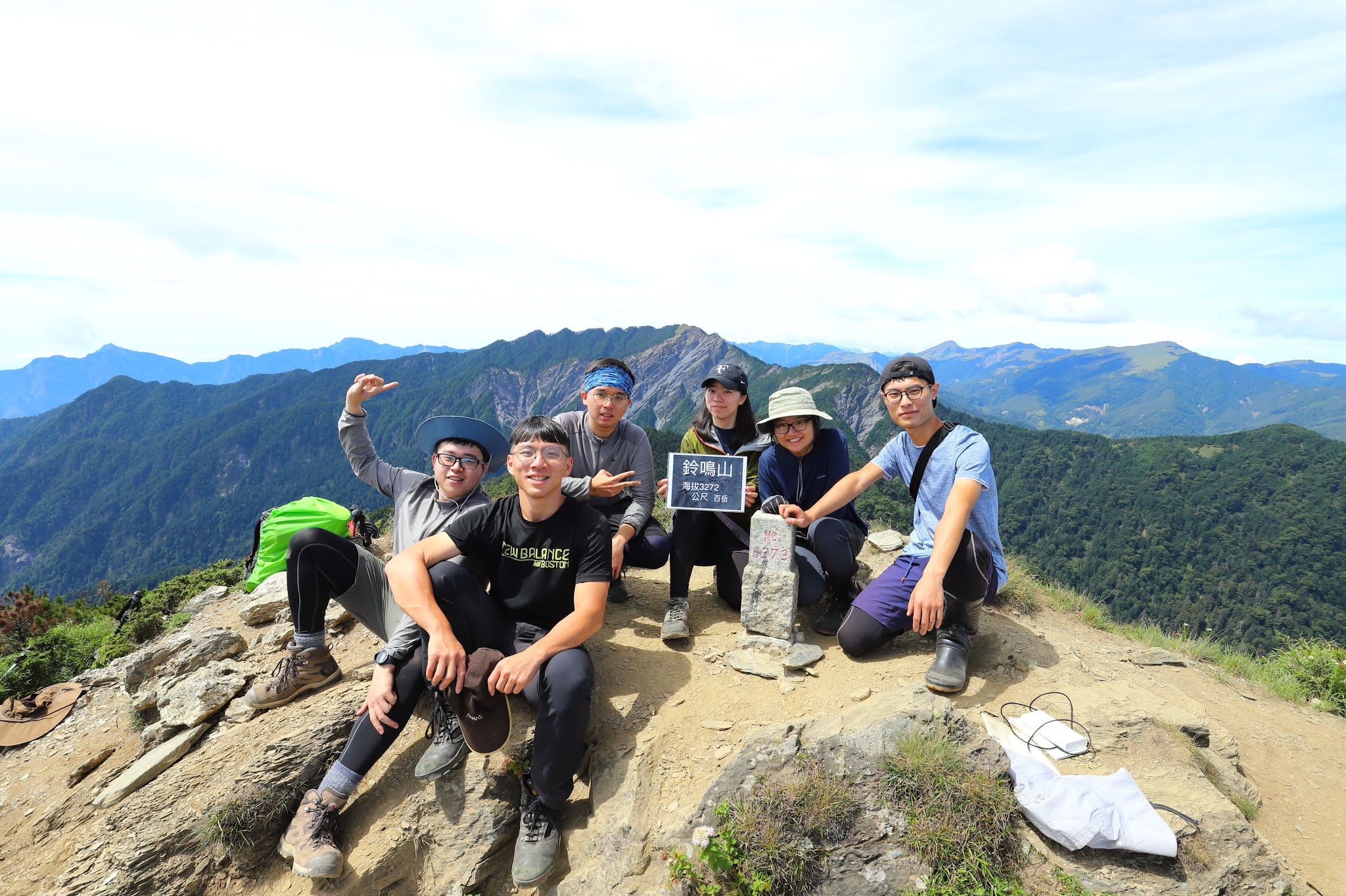 鈴鳴山頂望向畢祿山以及畢羊連稜中間的鋸山