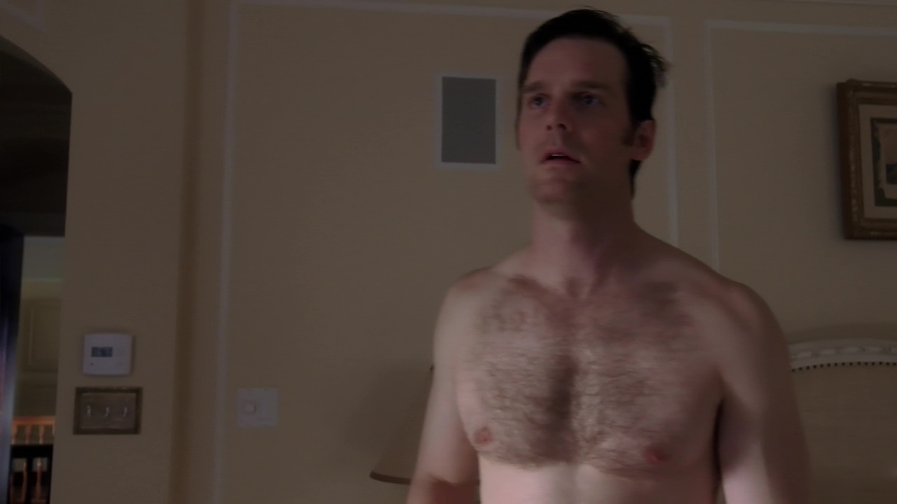 Peter Krause and Justin Theroux shirtless in Six Feet Under 4-03 "Para...