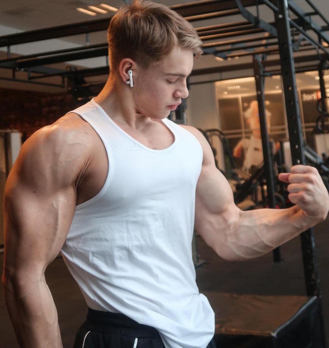 young-blond-muscular-gym-hunk-oliver-forslin-biceps-flex