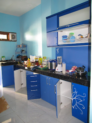 Kitchen Set Biru Dengan Motif Bunga + Furniture Semarang