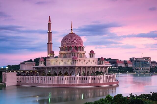 ピンク色のインスタ映えしそうなモスク 可愛い マレーシアにあるモスク Ar ミライノシテン