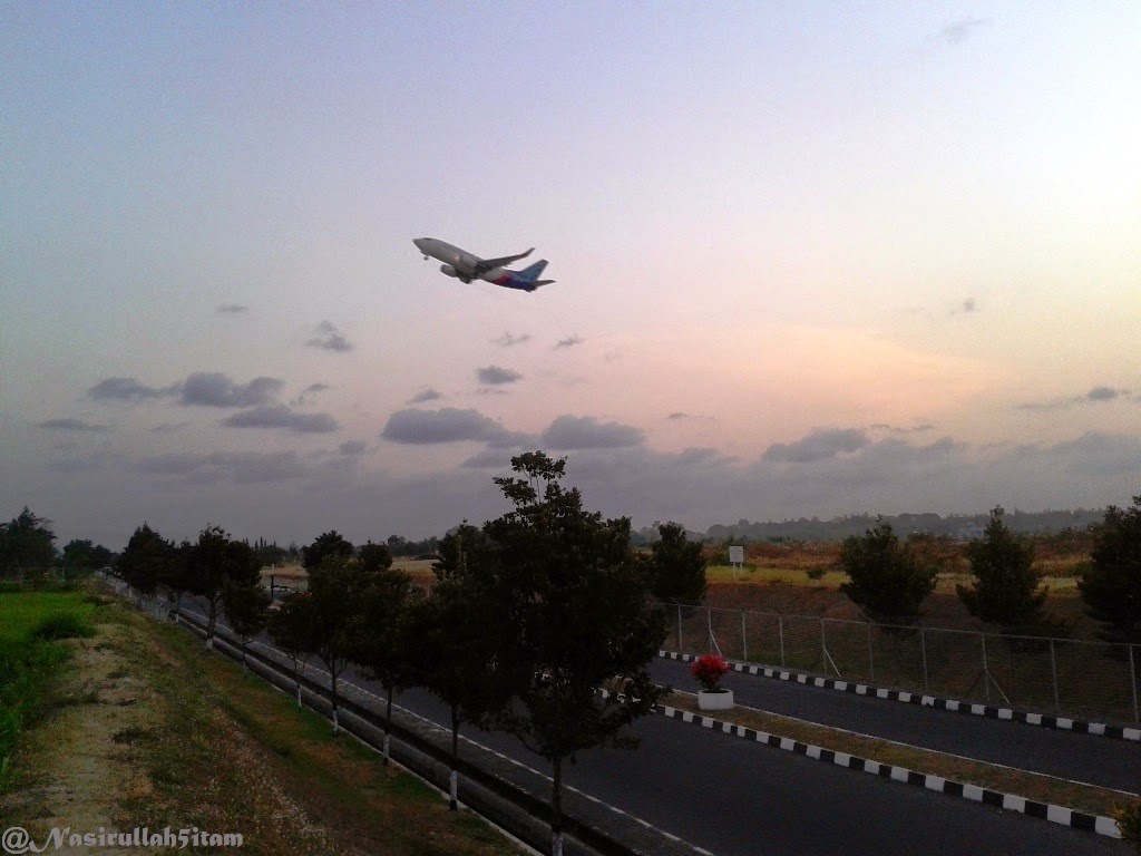 Pesawat sedang take off dari bandara Adi Sucipto, Yogyakarta
