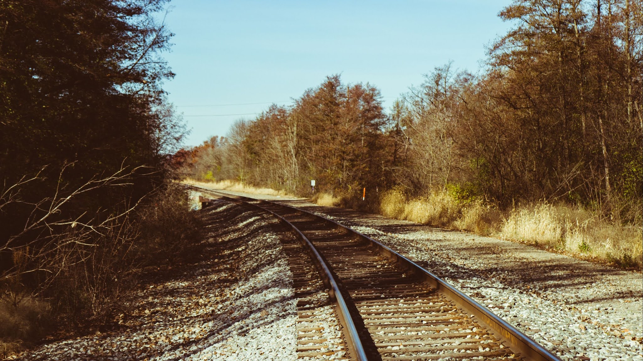 рельсы. рельсы. к чему снится железная дорога. видеть железную дорогу. рельс железнодорожный.