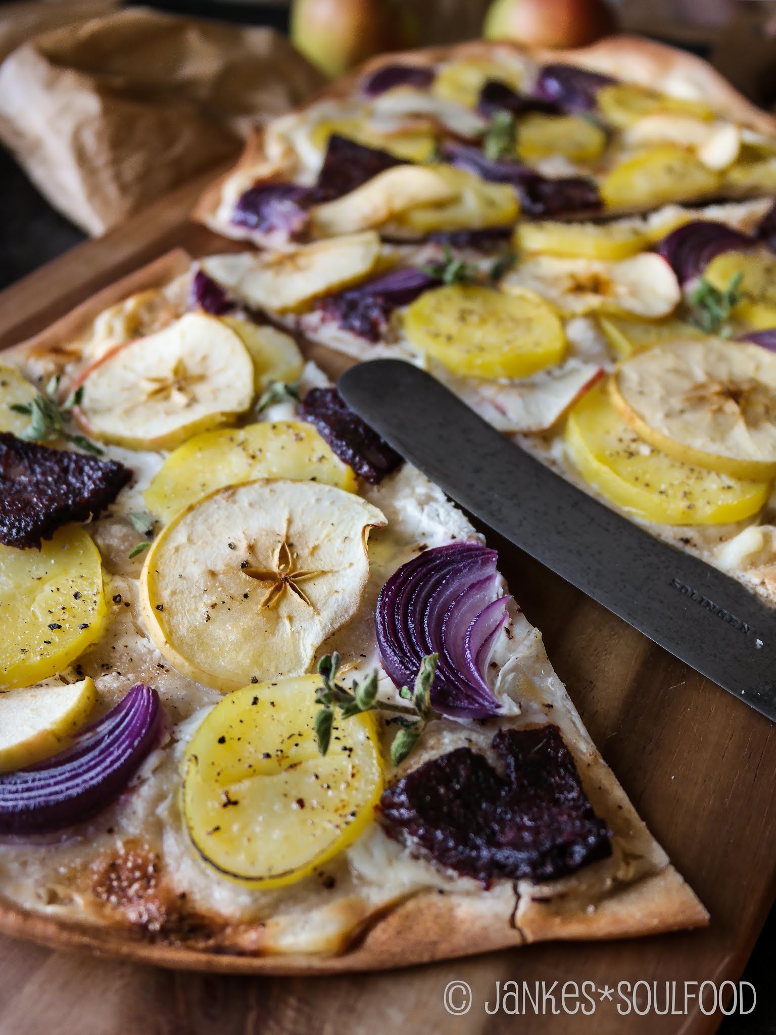 Flammkuchen mit Äpfeln, Kartoffeln und Blutwurst