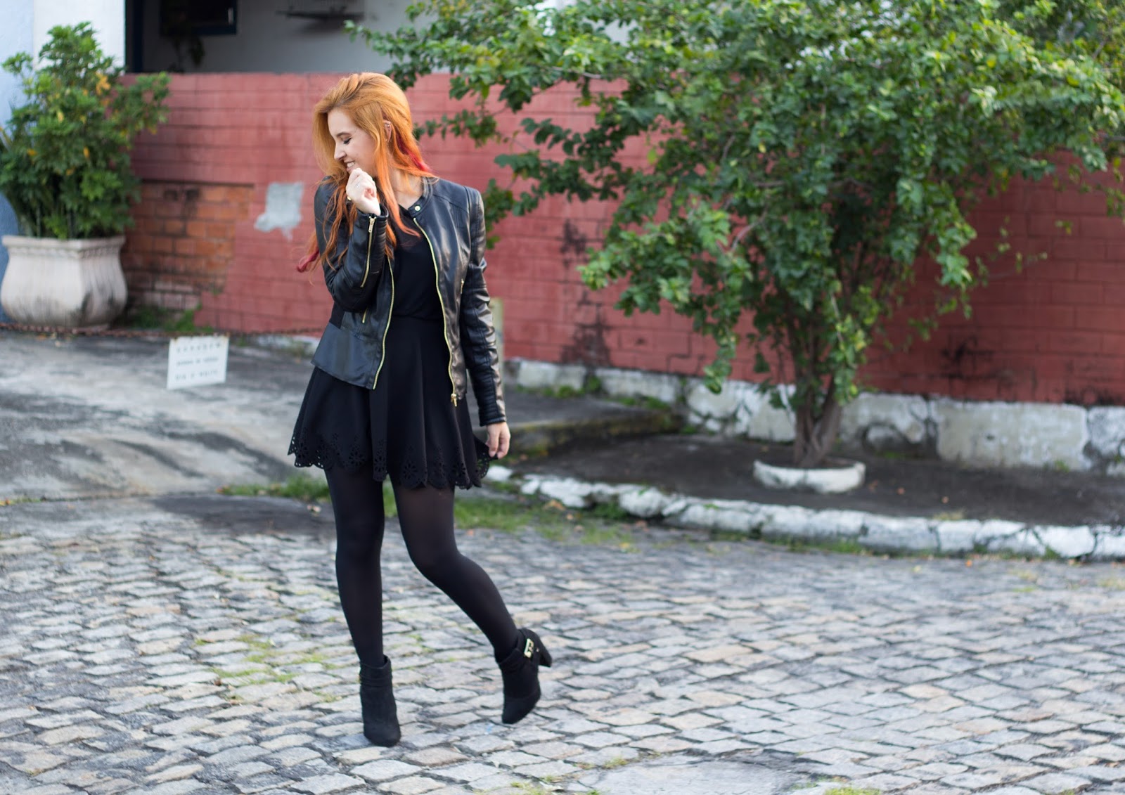 saia de couro e meia calça