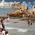 Cientos de turistas llegan a Acapulco para pasar último puente del año