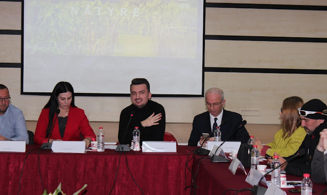  Sfidat dhe përparësitë e turizmit të brendshëm në Shqipëri, treyza  që bëri bashkë personazhet e turizmit