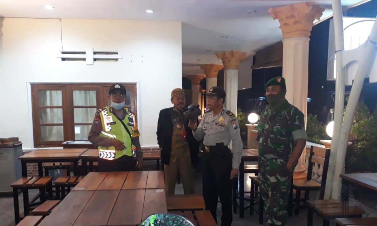 Laksanakan Maklumat Kapolri, Polsek Turen Gelar Patroli Bubarkan Kerumunan Massa Laksanakan Maklumat Kapolri, Polsek Turen Gelar Patroli Bubarkan Kerumunan Massa