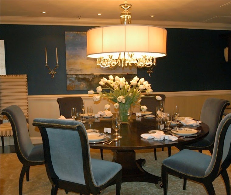 Luxurious Diningroom Decor with Chandelier