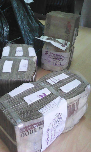 Men Apprehended In Abuja After Trying To Buy Dollars With Fake Naira Notes... Photos Cunn6