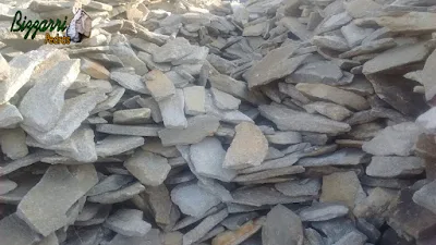 Pedras para caminho de pedra, tipo chapa de pedra moledo com tamanhos variados. Pedra para assentamento com massa de cimento com juntas de 2 cm a 5 cm.