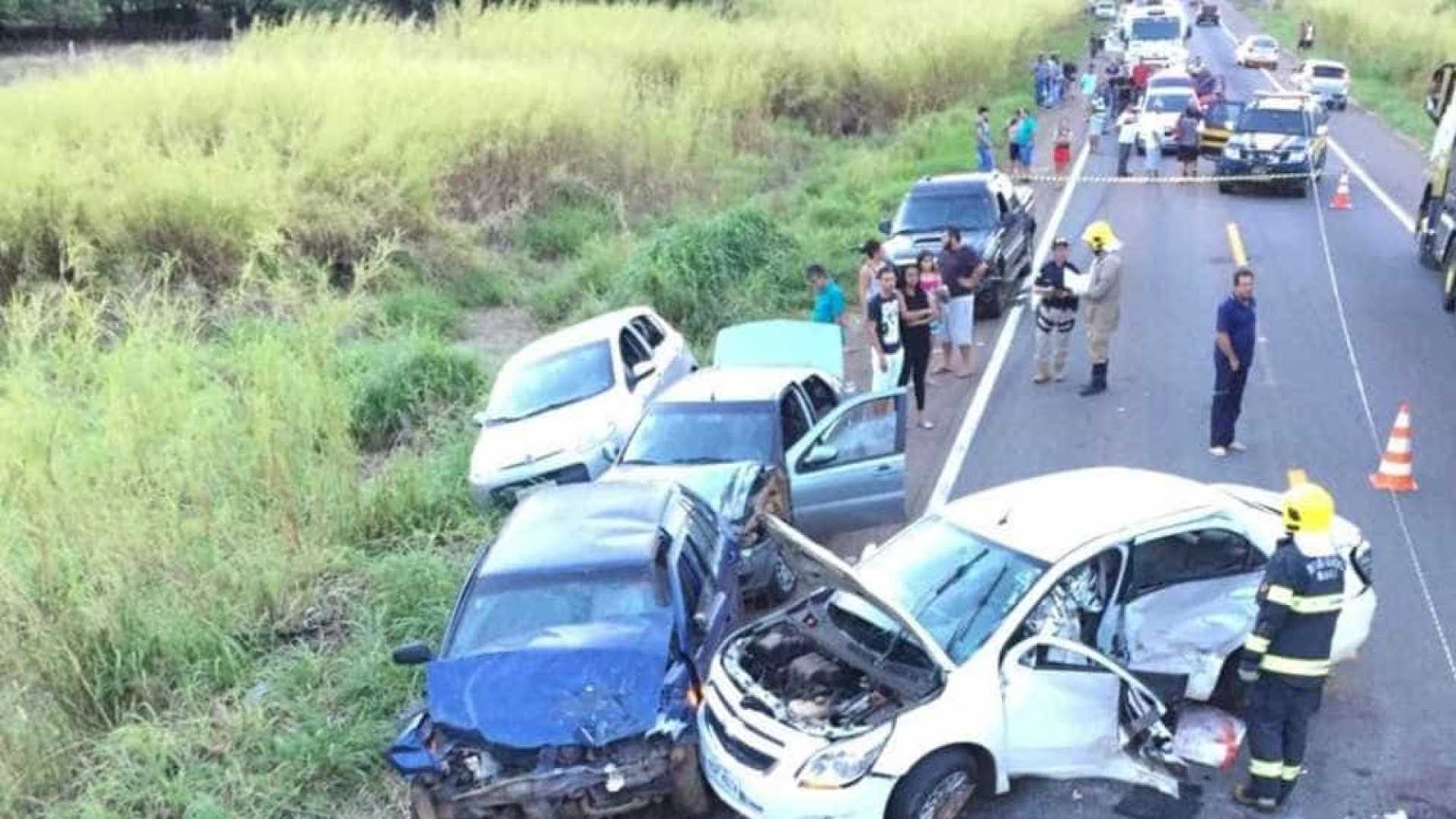 Acidente entre 5 veículos deixa mãe e bebê mortos e mais sete feridos
