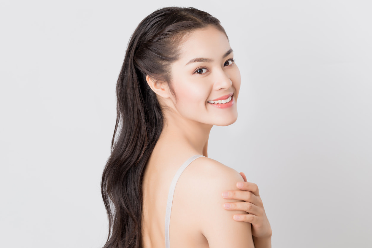 Seorang perempuan sedang melakukan perawatan terhadap kulit kusamnya