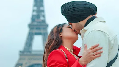 Neha Kakkar and Rohanpreet Singh share a passionate kiss in front of Eiffel Tower