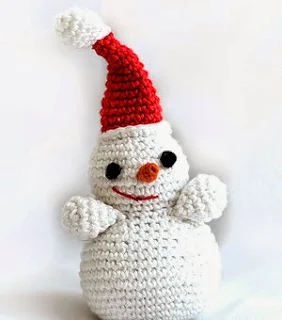 http://translate.google.es/translate?hl=es&sl=en&tl=es&u=http%3A%2F%2Fmichalln.wix.com%2Famichy%23!FREE-Crochet-Amigurumi-Snowman-Pattern-Plus-SALE-Happy-Holidays%2Fc1o4r%2F1252D067-7586-46A1-ADA4-B81E8A718FA8